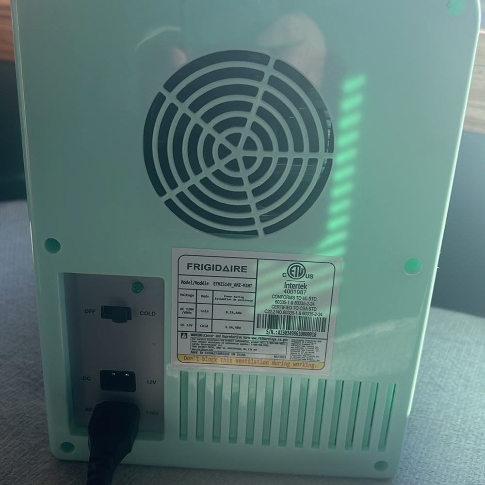 Frigidaire Mini Cooler - Picture 4 of 7